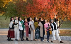 绿鱼头套男孩发声